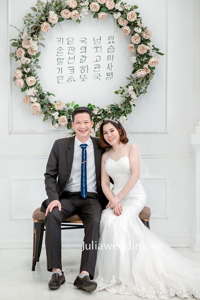 Studio chụp ảnh cưới Hàn Quốc của chúng tôi xếp hạng rất cao trong cộng đồng. Chúng tôi tự hào về đội ngũ nhân viên chuyên nghiệp, trang thiết bị hiện đại, không gian phòng chụp đẳng cấp và những bức ảnh cưới chất lượng đẹp lung linh. Hãy đến với chúng tôi để trải nghiệm sự khác biệt!